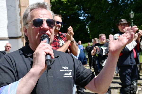 Der langjährige Wallfahrtsleiter und Pfarrhelfer Johannes Bresa, der auch für die Bundeswehreinheiten in Mechernich zuständig ist, hatte als Clou der 21. Motorradwallfahrt einen Überflug von Eurofightern organisiert. Foto: Manfred Lang/pp/Agentur ProfiPress