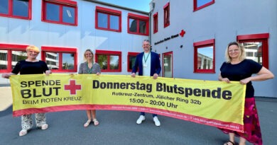 Über zahlreiche Blutspender am Donnerstag, 1. August, von 15 bis 20 Uhr freuen sich die DRK-Blutspendebeauftragte Edeltraud Engelen (v.l.), die AOK-Mitarbeiter Daniela Heider und Jürgen Schneider sowie Stefanie Berg vom DRK-Blutspendedienst West. Foto: Ronald Larmann/pp/Agentur ProfiPress