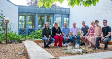 Im grünen Klassenzimmer: Schulleiter René Komm (v.l.), Geschäftsführerin Svenja Spittmann, Bürgermeister Dr. Hans-Peter Schick, Dezernent Ralf Claßen sowie die Vorstände Michael Fingel, Angela Hoch, Elena Krämer und Marin Tolja. Foto: Ronald Larmann/pp/Agentur ProfiPress