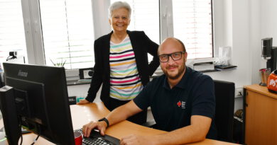 Warfen im Pressegespräch einen Blick zurück auf 25 Jahre Bildungsarbeit beim Roten Kreuz im Kreis Euskirchen: Ilona Raabe und Patrick Dost. Foto: Manfred Lang/pp/Agentur ProfiPress