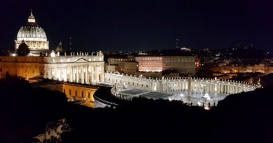 Blick auf Petersplatz und Petersdom vom Collegio Urbano in Rom. Die Pilger aus Mechernich im Heiligen Jahr nehmen im März 2025 auch an einer Papstaudienz teil. Foto: Manfred Lang/pp/Agentur ProfiPress