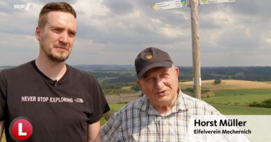 Im WDR-Beitrag über die EifelSpur „So weit das Auge reicht“ machen Horst Müller (r.) und David Rosenbaum Werbung für den Mechernicher Wanderweg. Screenshot: Ronald Larmann/pp/Agentur ProfiPress