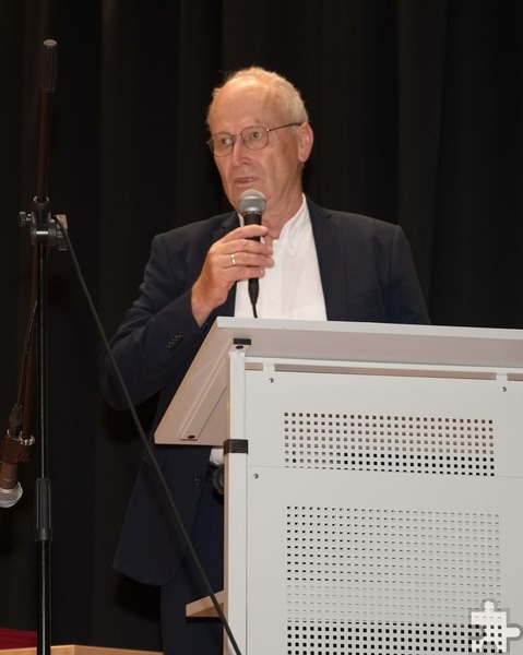 Bürgermeister Dr. Hans-Peter Schick orientierte seine Rede am diesjährigen Abimotto „Chat ABI – Lieber künstliche Intelligenz als gar keine“ – und hatte sie kurzerhand mithilfe von KI geschrieben. Foto: Henri Grüger/pp/Agentur ProfiPress
