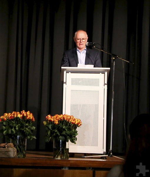 Dezernent Ralf Claßen hielt als Vertretung des Schulträgers eine Rede, in der er den 152 Absolventinnen und Absolventen gratulierte und ihnen viel Glück und Erfolg für die Zukunft wünschte. Foto: Dennis Schwinnen/pp/Agentur ProfiPress
