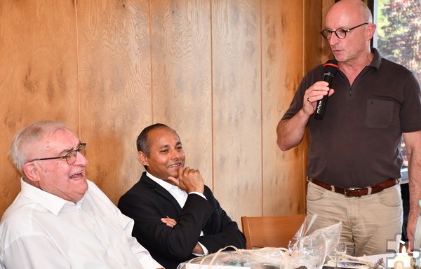 In Mechernich und Blankenheim habe Pater Ammann (l.) bei der Communio Gemeinschaft und Sozialwerk kennengelernt, die dreigegliedert zum Wohl der Menschen agiere, so Geschäftsführer Norbert Arnold (r.): „Mit professioneller Pflege an Bewohnern und Sterbenden, begleitet vom wirtschaftlichen und juristischen Knowhow der ehrenamtlichen Kapitelmitglieder und geistlich gestärkt durch das Gebet der Kommunität.“ In der Mitte Generalsuperior Father Jaison Thazhathil. Foto: Sabine Roggendorf/pp/Agentur ProfiPress