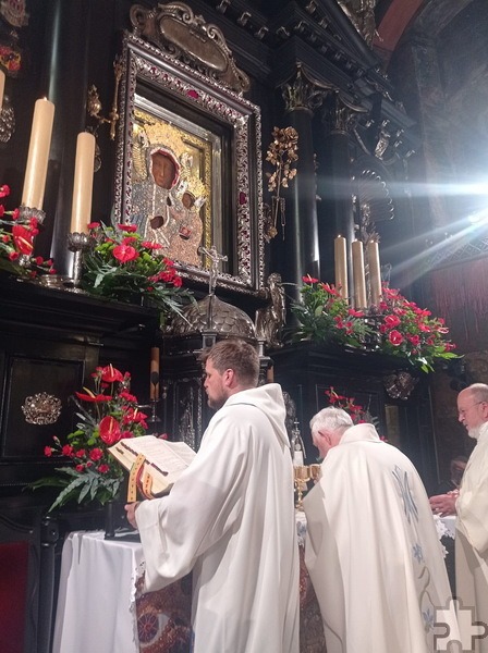 Heilige Messe vor Tausend und mehr Gläubigen vor der legendären „Schwarzen Madonna“ im heiligen Bezirk Jasna Gora im polnischen Wallfahrtsort Tschenstochau: In der Mitte Communio-Priester Prälat Dr. Jozef Zielonka, rechts Diakon Manni Lang, der stellvertretende Generalsuperior aus Mechernich. Foto: Patrick Mwanguhya/CIC/pp/Agentur ProfiPress