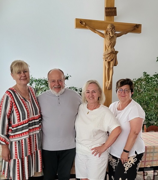 Mit Mechernich und der Communio eng verbunden: Funktionärinnen Teresa Swieca (v.l.), Bozena Oelrich und Dorota Grzywacz vom örtlichen Partnerschaftskomitee Mechernich-Skarszewy mit dem Mechernicher Diakon Manni Lang. Foto: Gottfried Völl/pp/Agentur ProfiPress