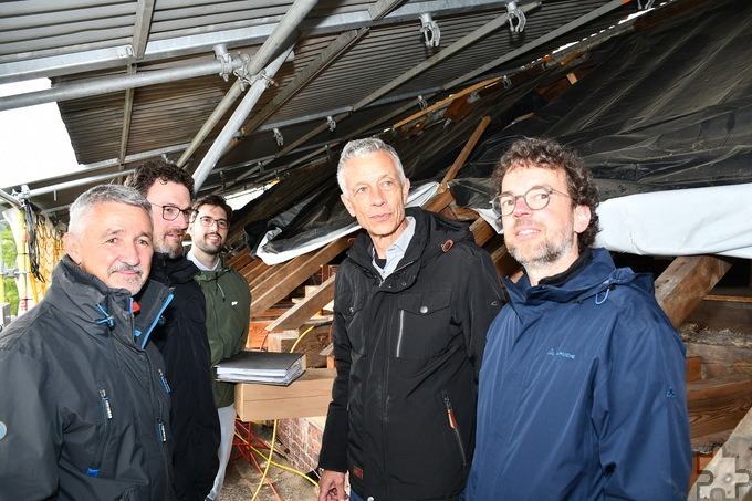 Beim Ortstermin im Kirchendachstuhl (v.l.) Peter Schneider und Dipl-Holzrestaurator Tobias Dropmann-Fischer sowie (v.r.) Klaus Kaulard, der Architekt des Bischöflichen Generalvikariates in Aachen und Stadtplaner Thomas Schiefer (Untere Denkmalbehörde, Mechernich). Foto: Manfred Lang/pp/Agentur ProfiPress