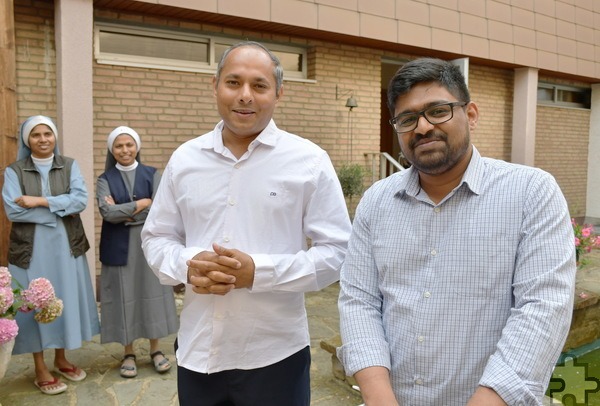 Generalsuperior Jaison Thazhathil (l.) sei ihm während seiner knapp zwei Jahre bei der Communio in Christo in Mechernich „Rückgrat“ gewesen, sagte Father Jaimson Mathew, der die Eifel in Richtung Oberaargau verlässt. Foto: Manfred Lang/pp/Agentur ProfiPress