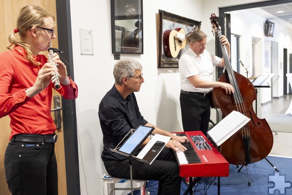 Die Band „Jazzophine“ mit Miriam Hölker (Querflöte), Uli Meincke (Klavier) und Christian Neumann (Bass) sorgte für fantastische musikalische Begleitung der Vernissage. Foto: Ronald Larmann/pp/Agentur ProfiPress