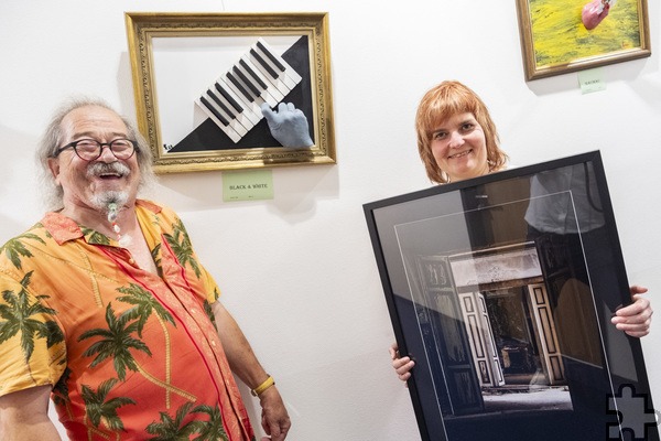 „Schattenbühne“ von Iris Hilgers trifft „Handspiel“ von Uwe Rhiem zur 41. Ausstellung in der Galerie Rathaus. Sie ist noch bis zum 14. Oktober zu sehen. Foto: Ronald Larmann/pp/Agentur ProfiPress