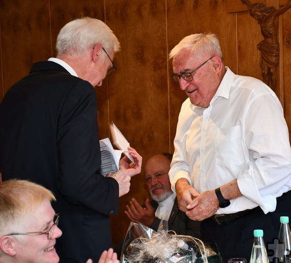 Weggefährten: Jubelpriester Rudolf Ammann und Professor Dr. Franz-Rudolf Weinert aus Mainz. Foto: Sabine Roggendorf/pp/Agentur ProfiPress