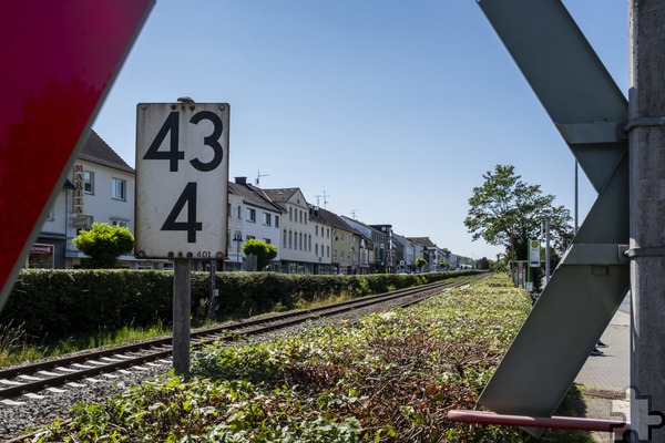 Für die Elektrifizierung der Bahnstrecke braucht es neue Masten und die brauchen Platz. Daher rücken ab Mittwoch, 31. Juli, Arbeiter in Mechernich an, um an 16 Standorten Hecken zurückzuschneiden. Foto: Ronald Larmann/pp/Agentur ProfiPress