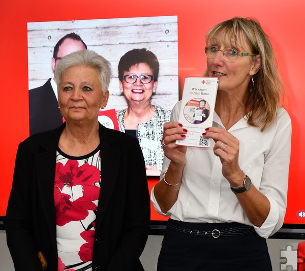 Heike Iven (r.), Ilona Raabes Nachfolgerin im Familienbildungswerk seit acht Jahren, war ebenso zu Tränen gerührt, wie die Verabschiedete selbst. Foto: Manfred Lang/pp/Agentur ProfiPress