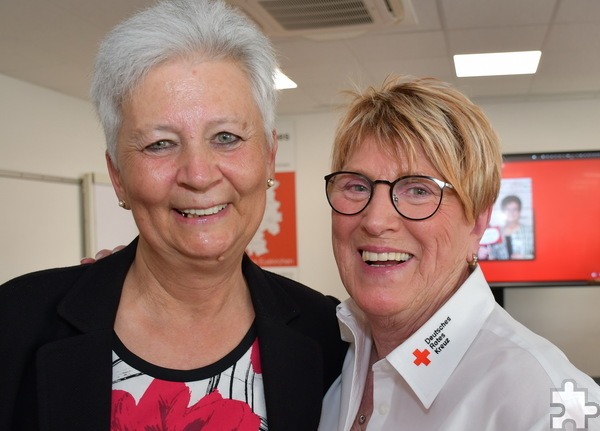 Enge Vertraute: Die stellvertretende Rotkreuz-Kreisvorsitzende Edeltraud Engelen (r.) und die scheidende Bildungsreferentin Ilona Raabe. Foto: Manfred Lang/pp/Agentur ProfiPress 