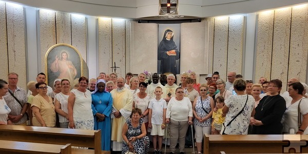 Die Gemeinschaft polnischer und deutscher Communio-Sympathisanten im Heiligtum der Schwester Maria Faustyna Kowalska bei der Kongregation der Mutter Gottes der Barmherzigkeit in Krakau. Dort verlas Communio-Pfarrer Dr. Jozef Zielonka (m.) eine Predigt des Communio-Oberen Father Jaison Thazhathil aus Mechernich. Foto: Privat/pp/Agentur ProfiPress