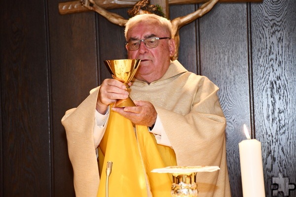 Pater Ammann, hier bei der Kelcherhebung, zum Zusammenleben Angehöriger unterschiedlicher Orden in Mechernich: „Wir beten zusammen, feiern zusammen Gottesdienst, hören gemeinsam auf die Worte von Mutter Marie Therese und des Generalsuperiors – und pflegen doch die jeweils eigene Spiritualität unserer Orden und Säkularinstitute.“ Foto: Sabine Roggendorf/pp/Agentur ProfiPress