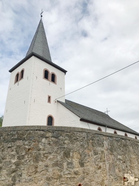 An exponierter Stelle hoch oberhalb des Dorfes Weyer thront eine der ältesten Kirchen im Mechernicher Dekanats- und Stadtgebiet. St. Cyriakus wird 1187 ersturkundlich erwähnt. Foto: Björn Wassong/pp/Agentur ProfiPress