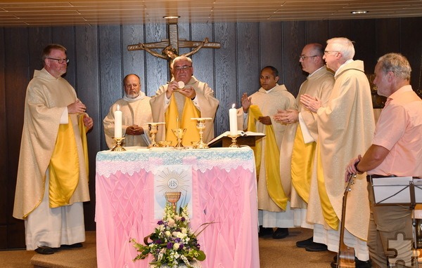 Eucharistiefeier mit (v.r.) Dr. Peter Mehlem, Prof. Dr. Franz-Rudolf Weinert, Frank Riedel, Jaison Thazhathil, Rudolf Ammann, Manfred Lang, und Christoph Wertenbroch. Foto: Sabine Roggendorf/pp/Agentur ProfiPress