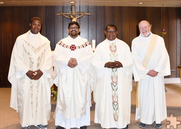 Seinen Abschiedsgottesdienst zelebrierte Father Jaimson Mathew (2.v.l.) selbst, assistiert vom stellvertretenden Generalsuperior Diakon Manfred Lang (r.). Konzelebranten waren Gastpriester Peter Omenyi aus Nigeria (l.) und sein Landsmann Father Dr. Innocent Dim, der fünf Jahre in der Gemeinschaft der Gemeinden St. Barbara Mechernich gewirkt hatte und zur Zeit auf Besuch am Bleiberg ist. Foto: Sr. Christy/pp/Agentur ProfiPress