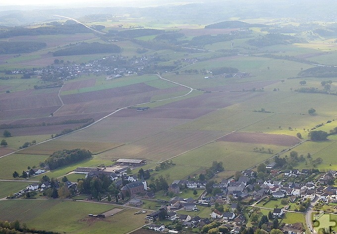 Holzheim mit der Pfarrkirche St. Lambertus (l.), im Hintergrund Harzheim. Luftbild: Manfred Lang/pp/Agentur ProfiPress