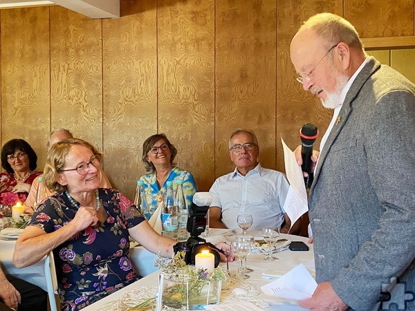 Diakon Manfred Lang (r.) hatte eine launige Laudatio aus Einzelstatements von Generalsuperior Jaison Thazhathil und Schwestern der Communio in Christo über Pater Ammann zusammengepuzzelt. Seine Zuhörer und den Geehrten freute es, hier von links Rita Krötz, Dr. Peter Mehlem (verdeckt), Sabine Roggendorf, Maria und Alfons Kröper. Foto: Norbert Arnold/CIC/pp/Agentur ProfiPress
