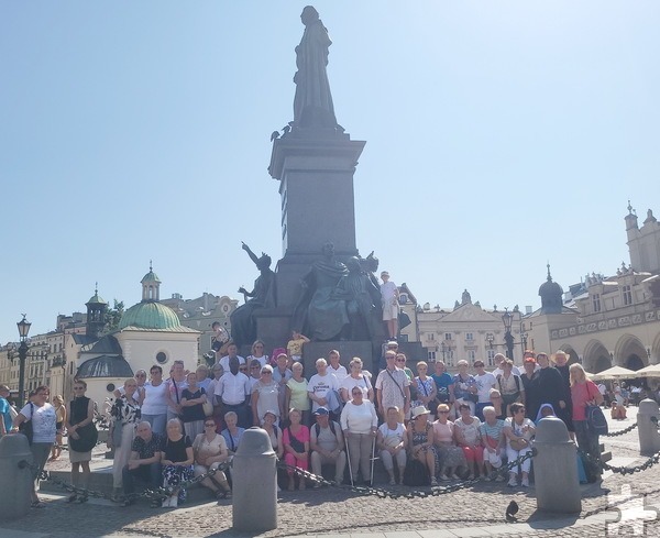 Am Monument des polnischen Nationaldichters Adam Mickiewicz auf dem Hauptmarkt in Krakau versammelten sich deutsche und polnische Communio-Anhänger zum Gruppenbild. Foto: Manfred Lang/pp/Agentur ProfiPress