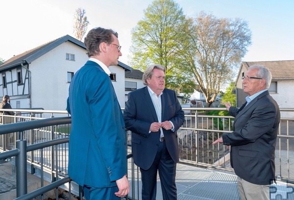 Ein leidvolles Musterbeispiel für Selbst- und Nachbarschaftshilfe lieferten zwei Flutkatastrophen hintereinander in der Altstadt von Kommern. Hier sind Ortsbürgermeister Rolf Jaeck (v.r.), der Euskirchener Landtagsabgeordnete Klaus Voussem und NRW-Ministerpräsident Hendrik Wüst nach dem Wiederaufbau 2023 zu sehen. Foto: Mark Hermenau/Staatskanzlei/pp/Agentur ProfiPress