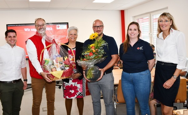 Mit Geschenkkorb und Angebinde verabschiedete das Rote Kreuz seine langjährige Bildungsbeauftragte Ilona Raabe (3.v.l.), hier mit (v.r.) Heike Iven, Maren Dederichs und Patrick Dost sowie (v.l.) Daniel Larres und Rolf Klöcker. Foto: Manfred Lang/pp/Agentur ProfiPress