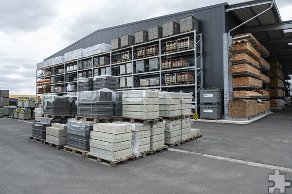 Viel Platz bietet auch das Außenlager für Randsteine, Bodenplatten und Co. In der überdachten Ladezone lagern verschiedene Bauhölzer. Foto: Ronald Larmann/pp/Agentur ProfiPress