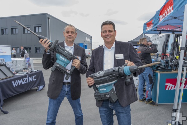 Mehr Power: Die Geschäftsführer Andre Szurmant (l.) und Dominik Kratz mit schwerem Gerät. Insgesamt rund 40 Lieferanten, darunter auch Makita, präsentierten sich bei den Eröffnungsfeierlichkeiten des Kommerner Mobau. Foto: Ronald Larmann/pp/Agentur ProfiPress