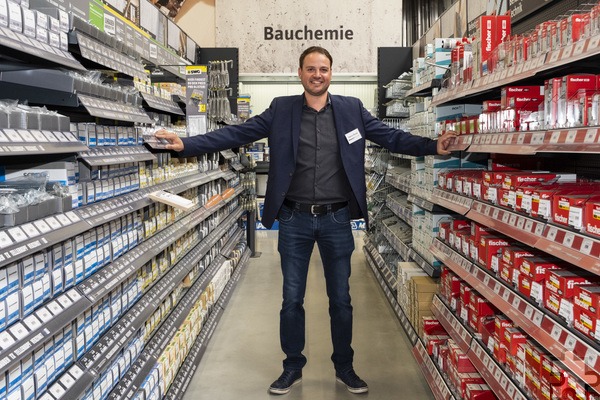 Regale voller Schraube und Dübel: Dennis Runte leitet den Kommerner Standort mit 300 Quadratmetern Verkaufsfläche, einem großen Hochregallager und reichlich Lagerflächen auf dem Außengelände. Foto: Ronald Larmann/pp/Agentur ProfiPress