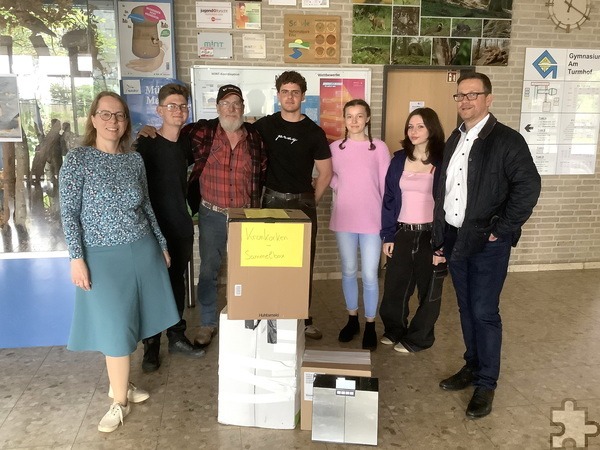 Ganze 44 Kilogramm sind bei einer Kronkorken-Spende des GAT Mechernich für den „Förderkreis für krebskranke Kinder“ im Klinikum Aachen zusammengekommen. Hier ein Bild der Übergabe: (v. l.) Biologie-Lehrerin Petra Vatteroth mit Schülerinnen und Schülern ihres Q1-Kurses, dem „Sammler“ Les Domaleski und Direktor Micha Kreitz. Foto: Bernhard Karst/GAT/pp/Agentur ProfiPress