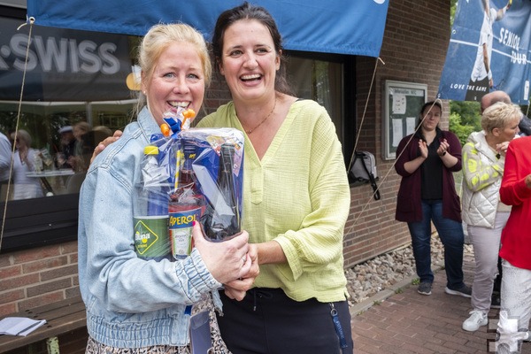 Sie ist kein Mitglied, hat aber trotzdem spontan in der Küche mit angepackt: Für Sarah Comp (l.) gab es daher ein Dankeschön-Geschenk von Daniela Widdau. Foto: Ronald Larmann/pp/Agentur ProfiPress