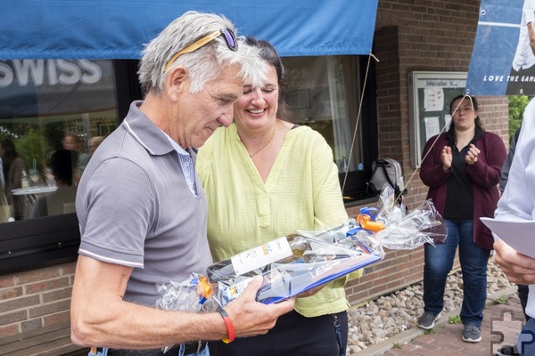 P. H., mit vollem Namen Peter Heinz Schillings, organisiert seit fünf Jahren die Tombola. Dafür gab es ein Dankeschön von der Vorsitzenden. Foto: Ronald Larmann/pp/Agentur ProfiPress