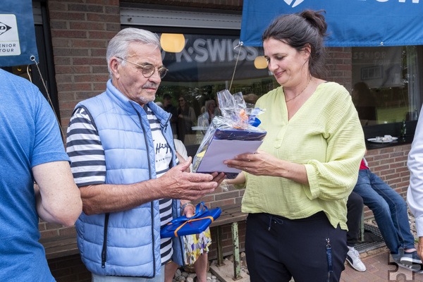 Siggi Hein erhielt ebenfalls ein Geschenk. Er ist ebenfalls seit Jahren ganz vorne mit dabei, wenn es heißt, die NTC Open auf die Beine zu stellen. Foto: Ronald Larmann/pp/Agentur ProfiPress