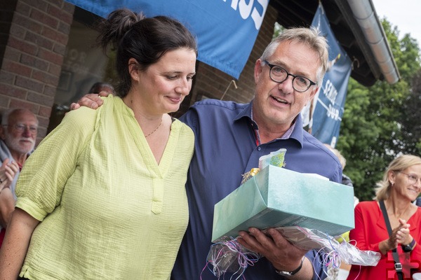 „Sie hält das Team zusammen“, betonte Andreas Heidbüchel (r.), als er die Vorsitzende Daniela Widdau für ihren Einsatz beschenkte. Foto: Ronald Larmann/pp/Agentur ProfiPress