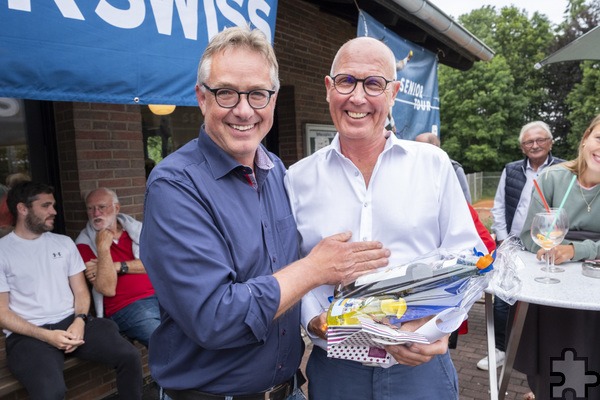 Der „Chef“ wurde ebenfalls beschenkt: Andreas Heidbüchel (l.) bedankte sich im Namen des Vorstands bei Ernst Widdau für die geleistete Arbeit. Foto: Ronald Larmann/pp/Agentur ProfiPress