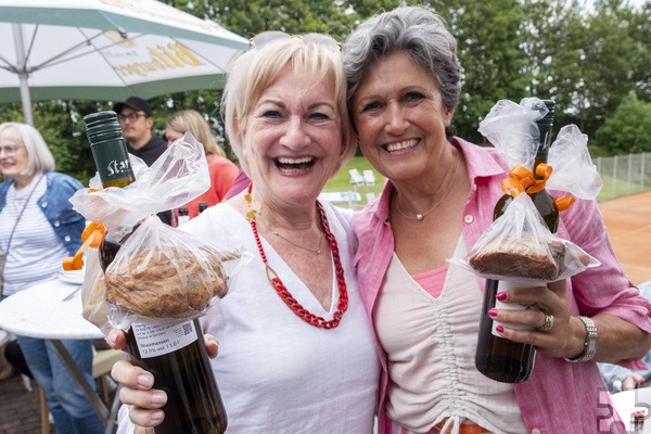 Sorgten für die Verpflegung bei den ersten Turnieren vor 25 Jahren: Zur Erinnerung und als Dank erhielten Bernadette Hein (l.) und Birgit Widdau Wein, Mini-Haxe und Brötchen. Foto: Ronald Larmann/pp/Agentur ProfiPress