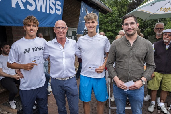 Starke Nachwuchs-Tennisspieler: Herren-Sieger Jonathan Dazert (l.) und der Zweitplatzierte Fabio Stapper (2. v. r.) bei der Siegerehrung mit Ernst Widdau (2. v. l.) und VR-Bank-Nordeifel-Teilmarktleiter Carsten Heinz. Foto: Ronald Larmann/pp/Agentur ProfiPress