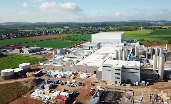 Das Hochwald-Werk Obergartzem aus der Luft: Die Genossenschaft präsentierte jetzt gute Zahlen für 2023. Laut Unternehmen sank der Umsatz trotz schwieriger Rahmenbedingungen lediglich um 0,4 Prozent. Foto: Manfred Lang/pp/Agentur ProfiPress