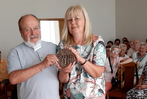 Diakon Lang, der Stellvertreter von Generalsuperior Jaison Thazhathil, übergab bei einer Konferenz im Priesterseminar Tschenstochau Auszeichnungen des Ordo Communionis in Christo an Teresa Swieca, die unermüdlich engagierte Vorsitzende der Communio-Gruppe in Skarszewy, die auch im örtlichen Partnerschaftskomitee Skarszewy-Mechernich mitwirkt, und an Prälat Dr. Jozef Zielonka, den altgedienten Communio-Priester aus Tschenstochau. Foto: Angelika Juwick/pp/Agentur ProfiPress