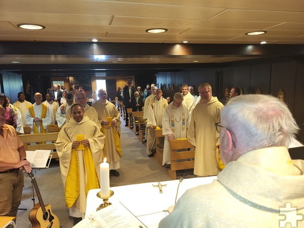 Etwa 25 Priester und ein Diakon feierten mit Pater Rudolf Ammann Diamantenes Priesterjubiläum. Vorne Links Father Jaison Thazhathil, der Generalsuperior des Ordo Communionis in Christo in Mechernich, rechts Festprediger Christoph Wertenbroch aus Essen. Foto: Manfred Lang/pp/Agentur ProfiPress