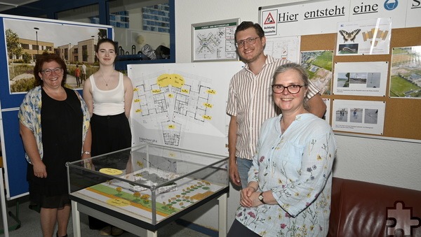 Freuten sich über das Modell der neuen Grundschule im Siedlungsschwerpunkt Firmenich-Obergartzem: (v. l.) Schulleiterin Alexandra Offermann, Monya Deinzer, die das Modell mit gebaut hatte, Christoph Breuer, Ingenieur und stellvertretender Teamleiter Gebäudemanagement sowie die Konrektorin Dorothea Sina. Foto: Henri Grüger/pp/Agentur ProfiPress