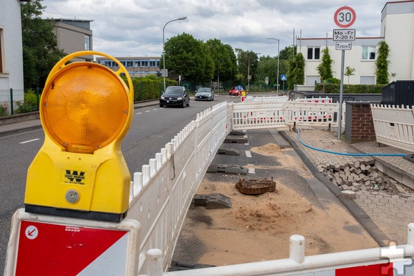 Der Rohrbruch im Juni war so massiv, dass ein größerer Abschnitt der Trinkwasserleitung in der Bruchgasse ausgetauscht werden muss. Für die Bauarbeiten muss die Straße vom 22. Juli bis zum 9. August halbseitig gesperrt werden. Foto: Ronald Larmann/pp/Agentur ProfiPress