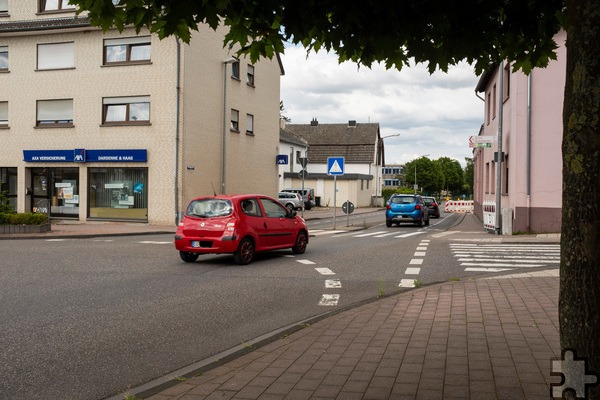 Verkehrsteilnehmer werden gebeten, die Baustelle großräumig zu umfahren, weil es sonst schnell zu verstärktem Rückstau in die Kreisverkehre, hier Turmhofstraße/Rathergasse, kommen kann. Foto: Ronald Larmann/pp/Agentur ProfiPress