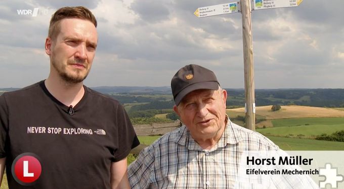 Im WDR-Beitrag über die EifelSpur „So weit das Auge reicht“ machen Horst Müller (r.) und David Rosenbaum Werbung für den Mechernicher Wanderweg. Screenshot: Ronald Larmann/pp/Agentur ProfiPress