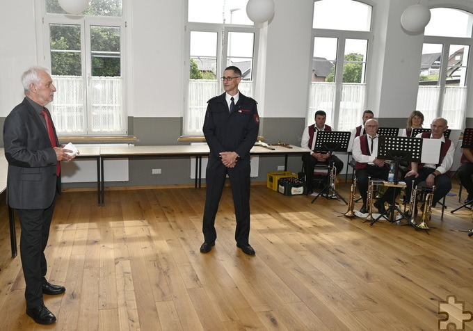 … Feuerwehrmann und Musiker Ingo Esser (r.), der dem Federführer Klaus-Peter Hoß vom „Förderverein Alte Schule Bleibuir e. V.“ (l.) auch eine Spende übergab… Foto: Henri Grüger/pp/Agentur ProfiPress