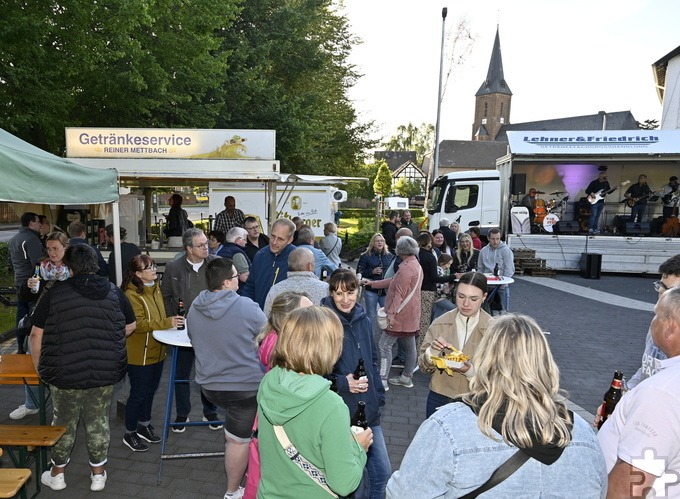 Nach zwei Jahren aufwändiger Sanierung wurde das Dorfgemeinschaftshaus Alte Schule Bleibuir wiedereröffnet. Gebührend gefeiert wurde das mit einem offiziellen Teil im Hauptraum und einem Konzert der Band „Von Stülp Revival“ auf dem Schulhof. Foto: Henri Grüger/pp/Agentur ProfiPress