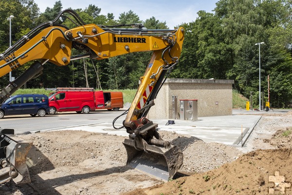 Die letzten Meter Deckschicht müssen noch gemacht werden. Hinter der Baggerschaufel ist die Station zu sehen, wo Reisemobilisten ihr Schmutz- und Grauwasser entsorgen können. Foto: Ronald Larmann/pp/Agentur ProfiPress